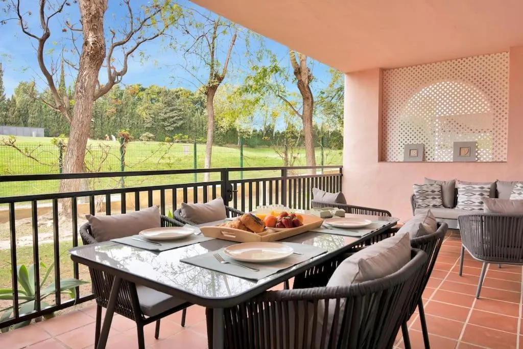 Image 2 of Apartamento en primera linea de golf con piscina – LOS CARTUJANOS 4 2 B