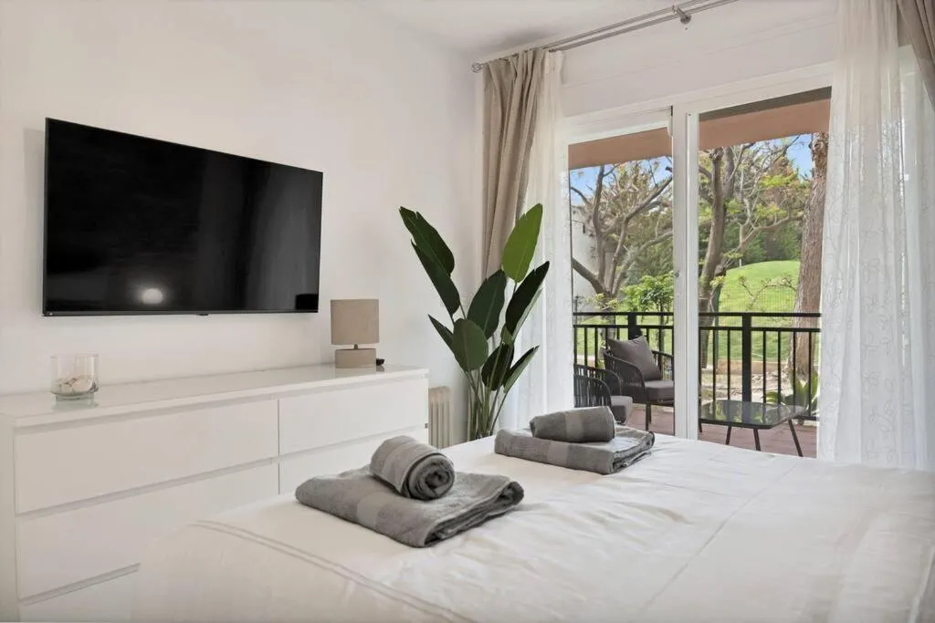 Image 4 of Apartamento en primera linea de golf con piscina – LOS CARTUJANOS 4 2 B