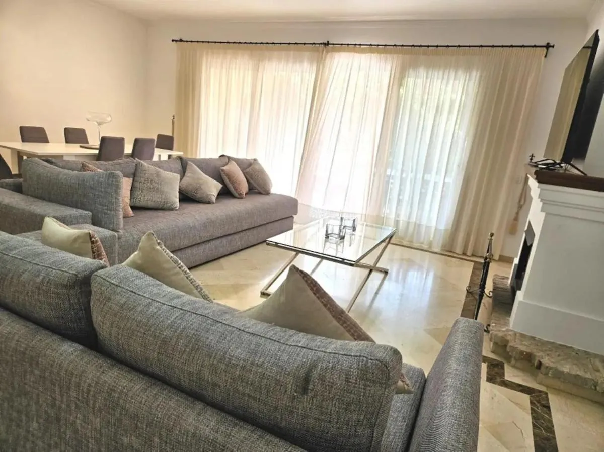 Image 1 of Pass the Keys Amplia Casa en una zona ideal