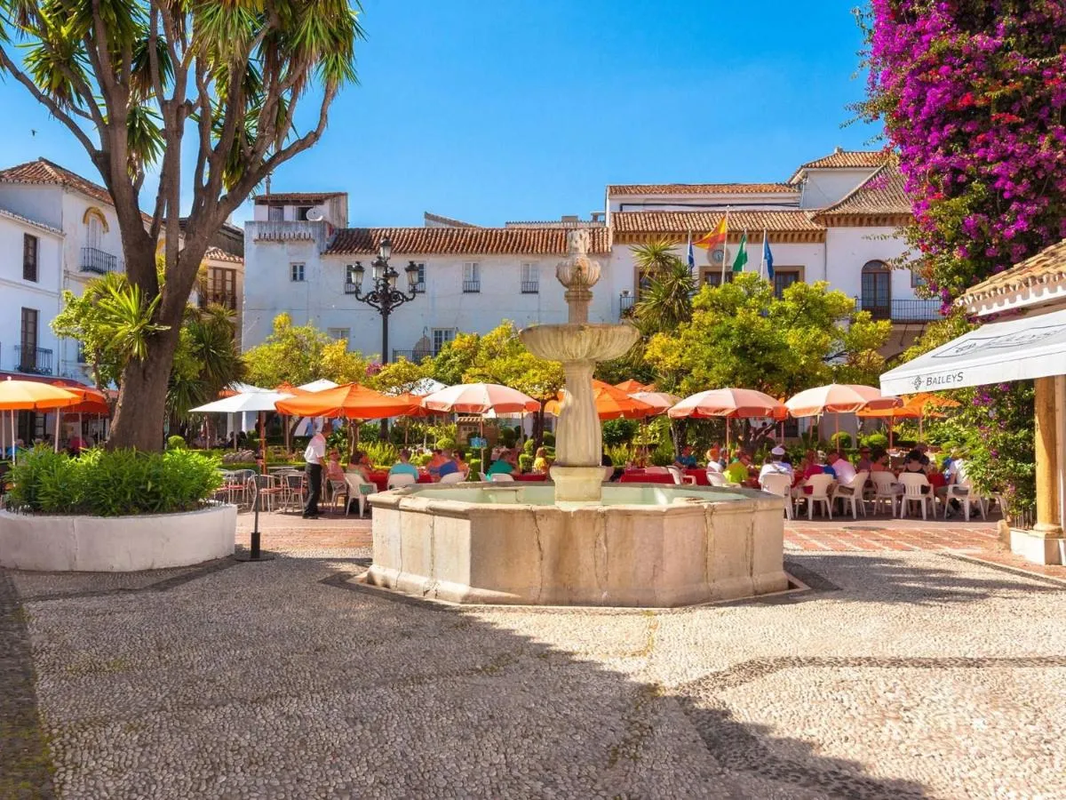 Image 6 of Seafront in Marbella with pool and garage