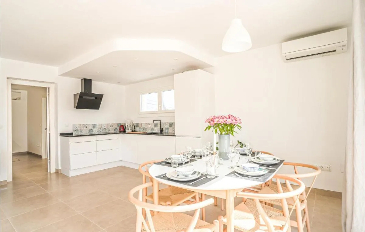 Image 4 of 2 Bedroom Awesome Home In Marbella