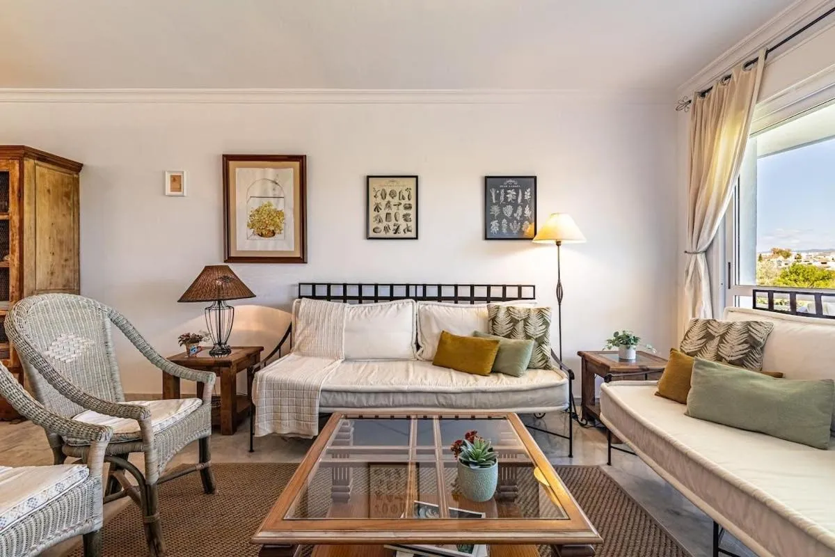 Image 2 of 3 Habitaciones – Guadalmina Baja