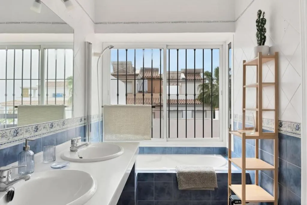 Image 2 of Adosado con solarium y piscina en Marbella Este – VISTAMAR 16