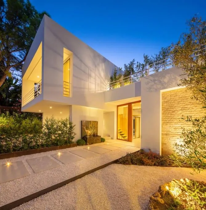Image 3 of Amazing modern villa located mins from beach RDR234