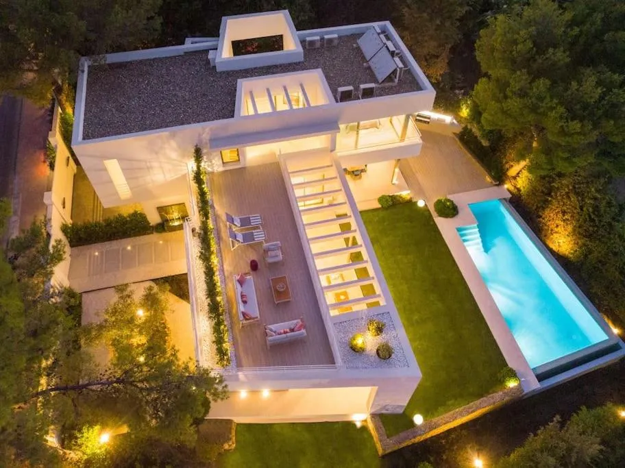 Image 1 of Amazing modern villa located mins from beach RDR234
