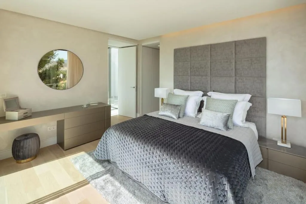 Image 2 of Amazing modern villa located mins from beach RDR234