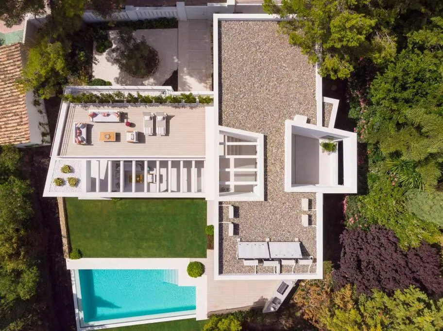 Image 4 of Amazing modern villa located mins from beach RDR234