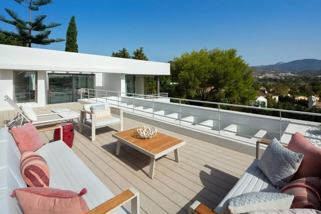 Image 5 of Amazing modern villa located mins from beach RDR234