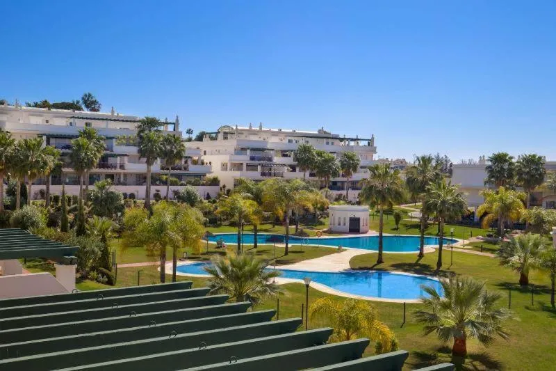 Image of Apartamento con enorme terraza en complejo con piscina en Nueva Andalucía – Lorcrimar