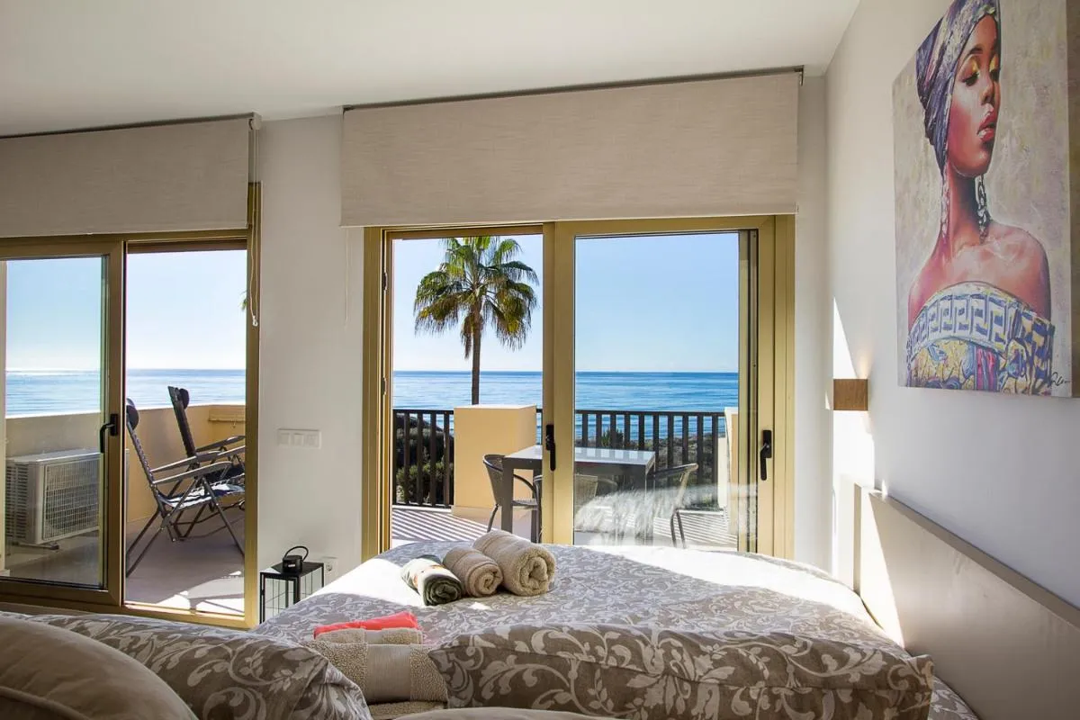 Image 4 of Beach front Studio in Elviria