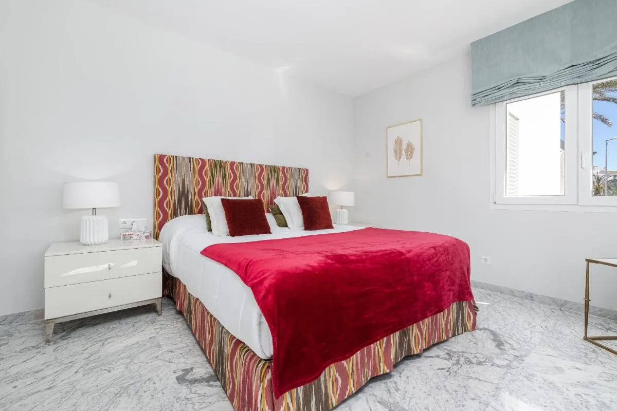 Image 2 of Beautiful 2 Bed Playas del Duque + Parking RDR294