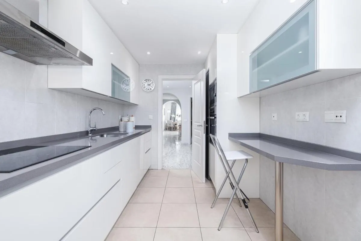 Image 6 of Beautiful 2 Bed Playas del Duque + Parking RDR294