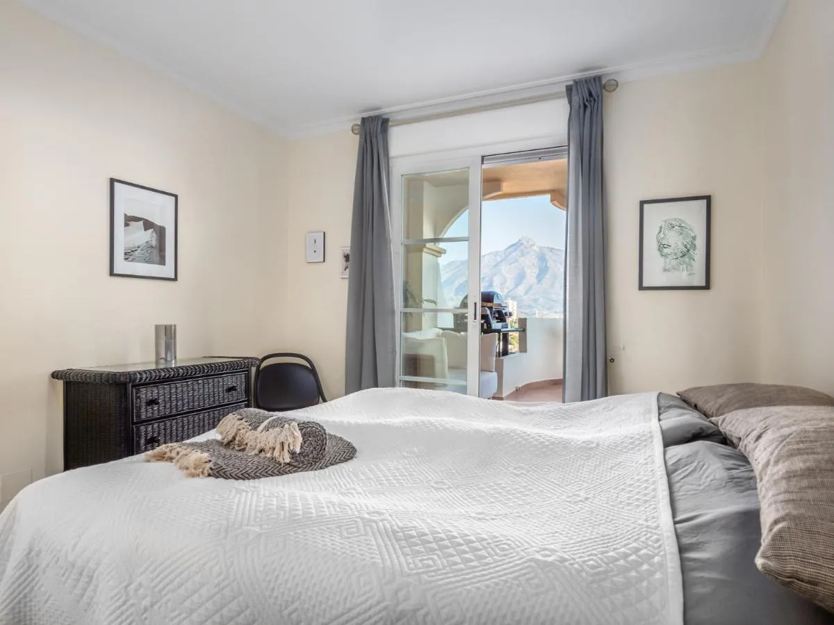 Image 3 of Beautiful 2 bed Apt with amazing views – RDR203