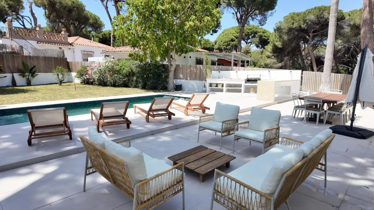 Image 2 of Casa Bahari near the beach with pool, BBQ, and lounge