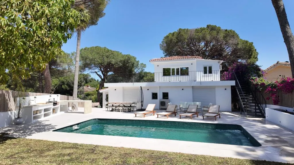Image of Casa Bahari near the beach with pool, BBQ, and lounge