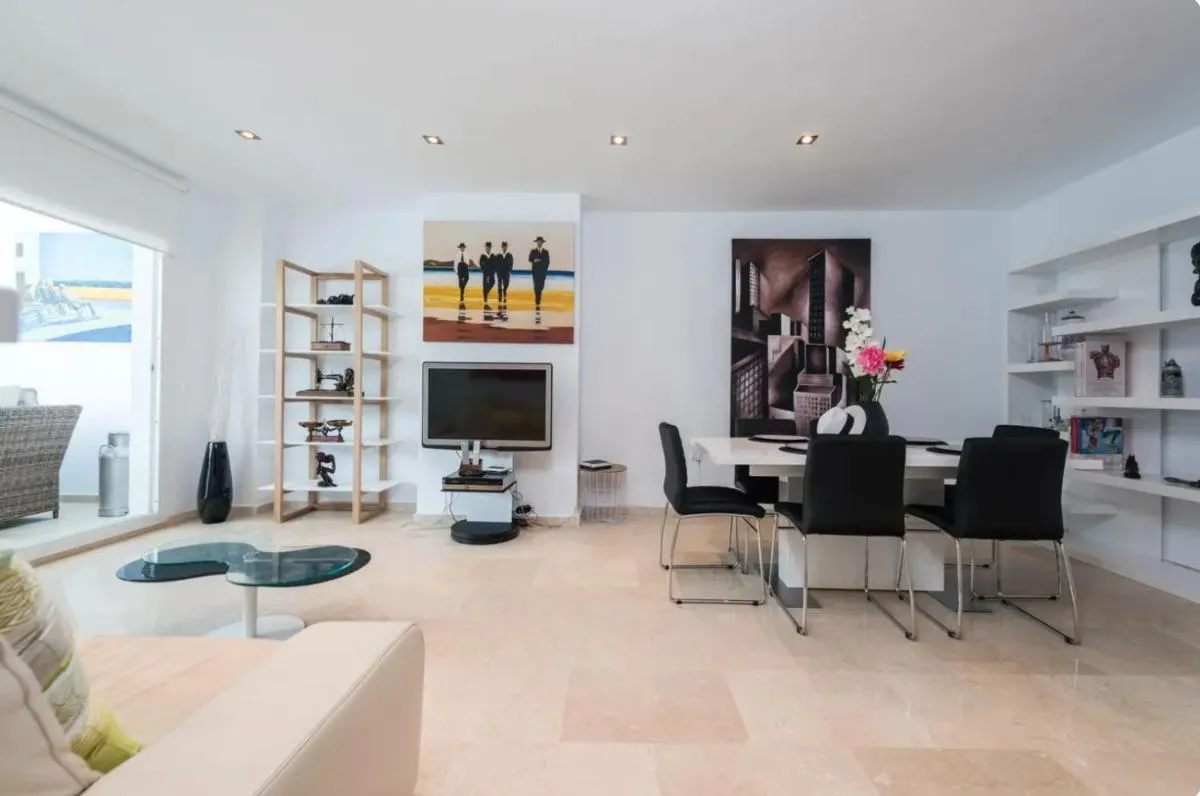Image 2 of Charming 2 Bedroom Trocadero Arena area