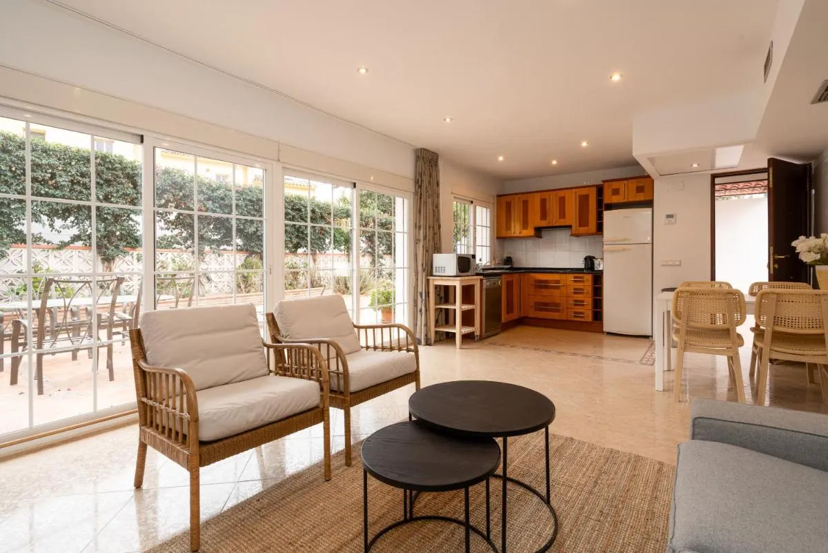 Image 6 of Charming two bedroom house close to the sea