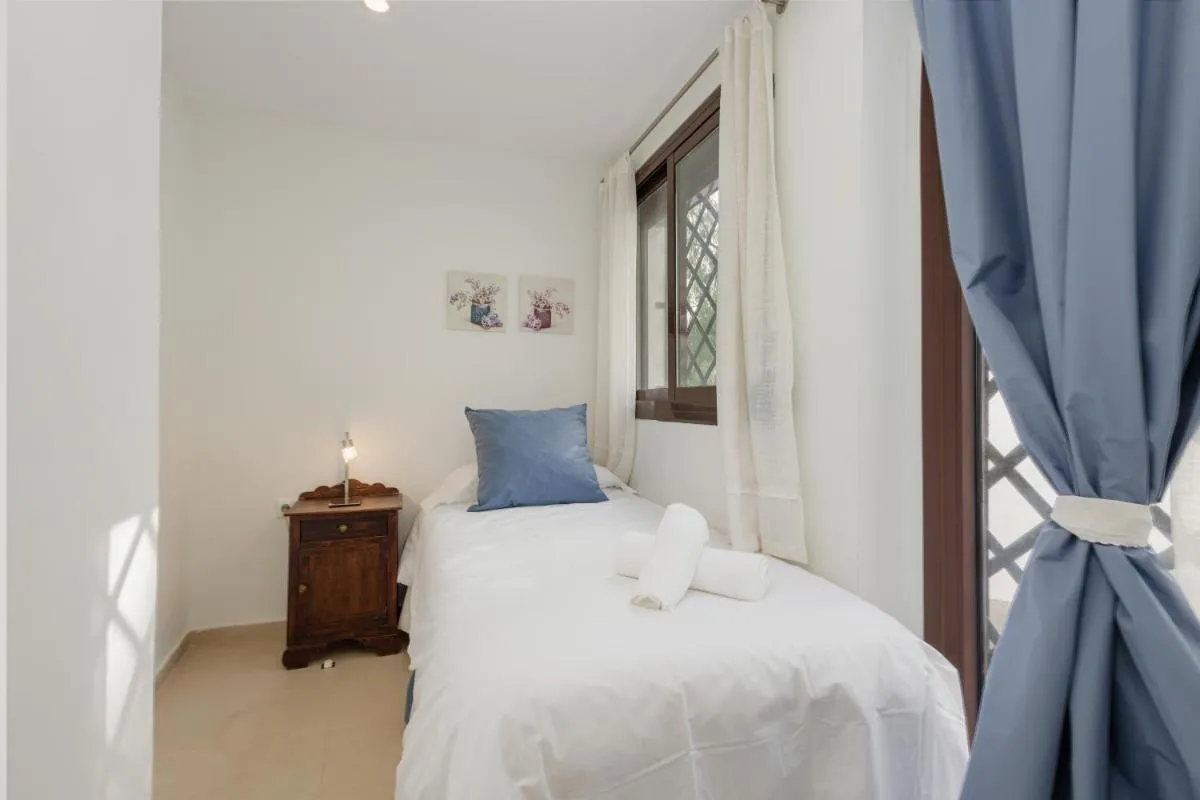Image 4 of Cozy apartment, with mountain views and large private terrace, on the Golden Mile, Marbella