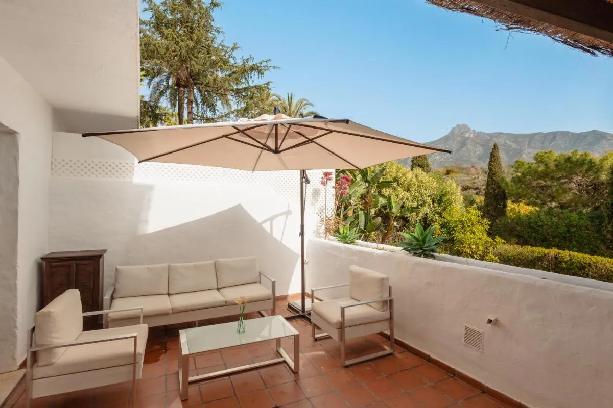 Image 2 of Cozy apartment, with mountain views and large private terrace, on the Golden Mile, Marbella