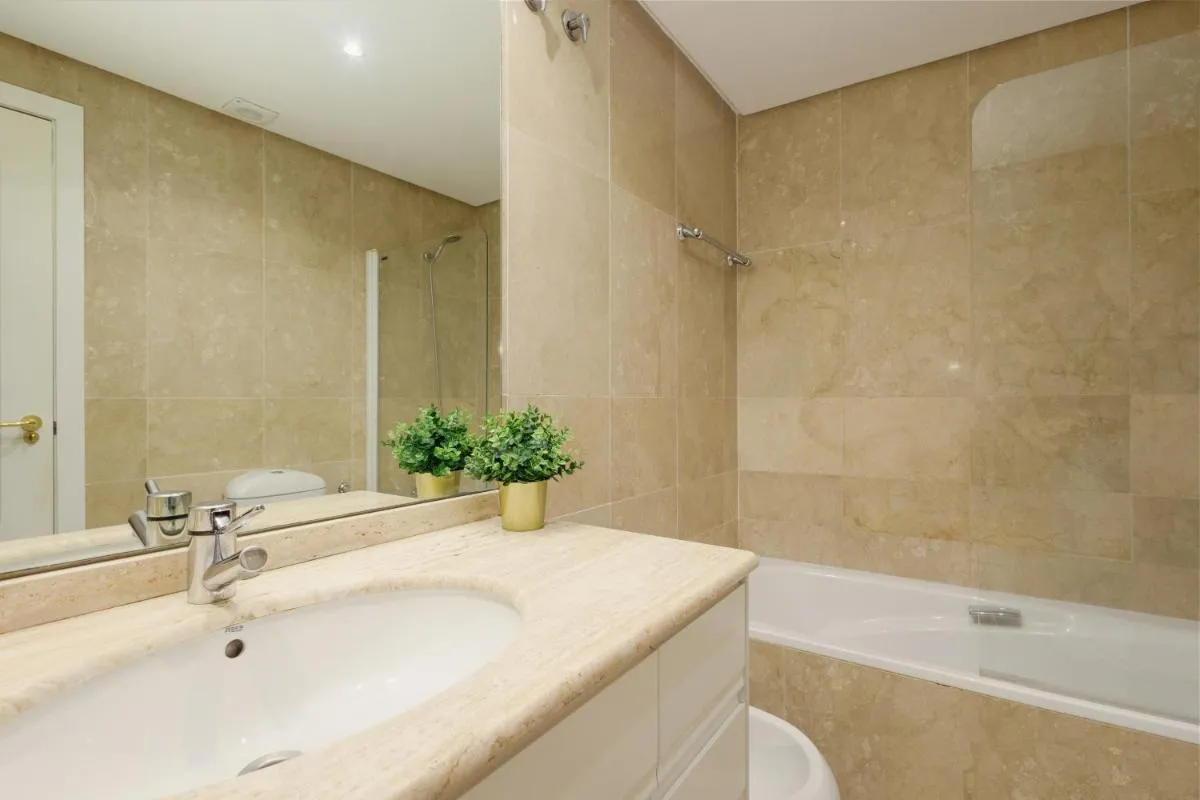 Image 3 of Cozy apartment, with mountain views and large private terrace, on the Golden Mile, Marbella