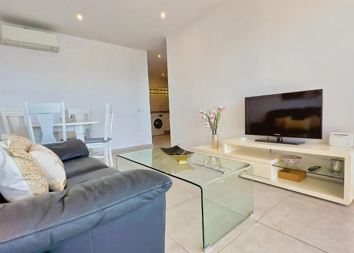 Image 4 of Diana 905. Superb south-facing one-bedroom apartment with amazing sea views.