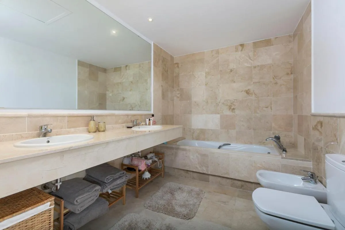 Image 5 of Duplex Apt with Rooftop Terrace Aloha Royal RDR230