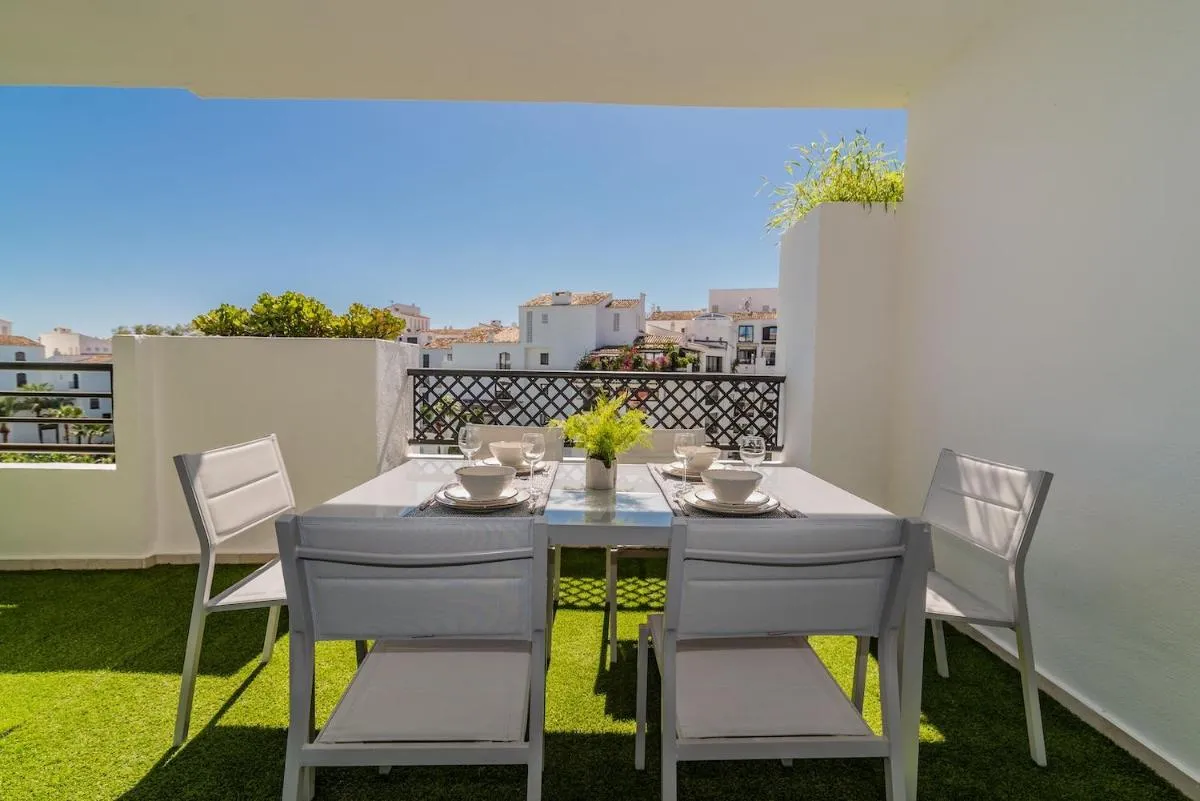 Image 4 of Excellent Banús with pool and parking RDR420