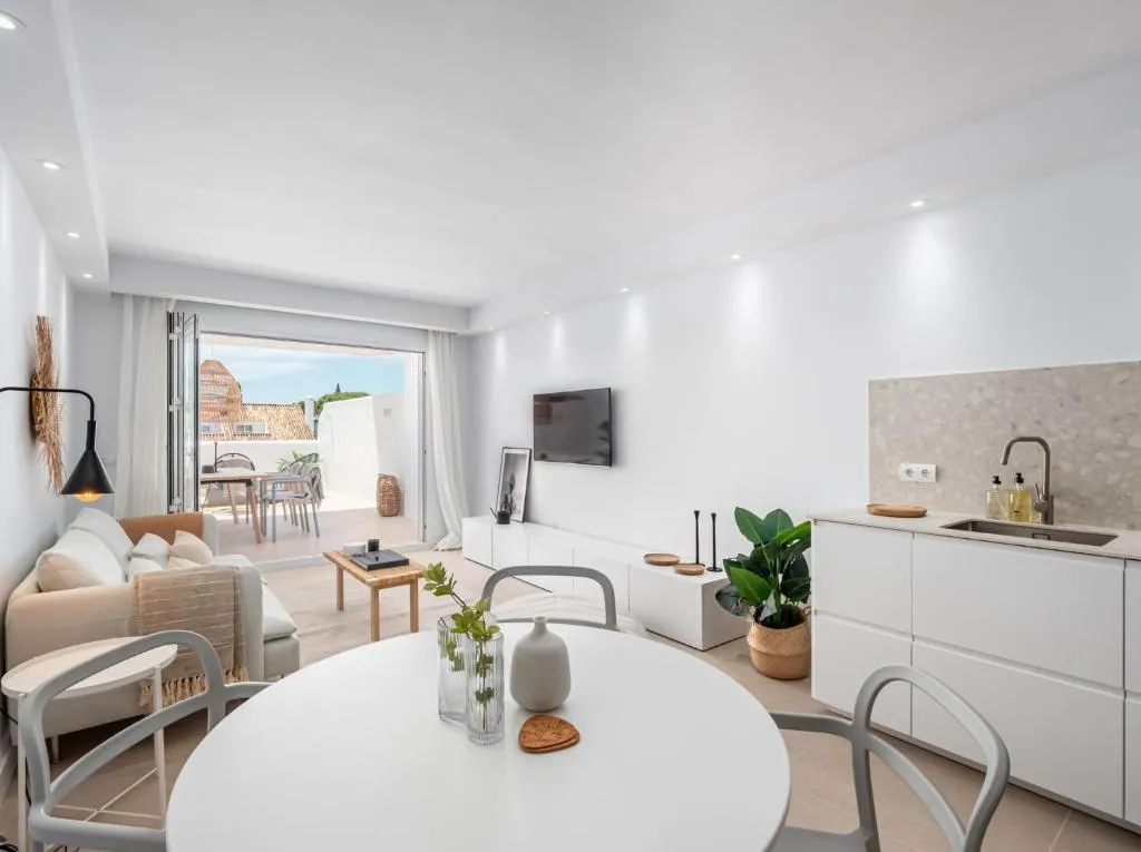 Image of FRESH Renovated 2 bed Apt in best location RDR236