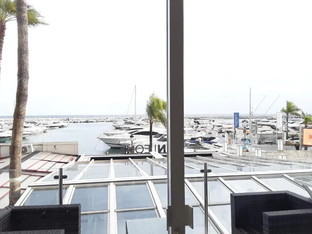Image of FRONT PORT LINE SLEEPS 6