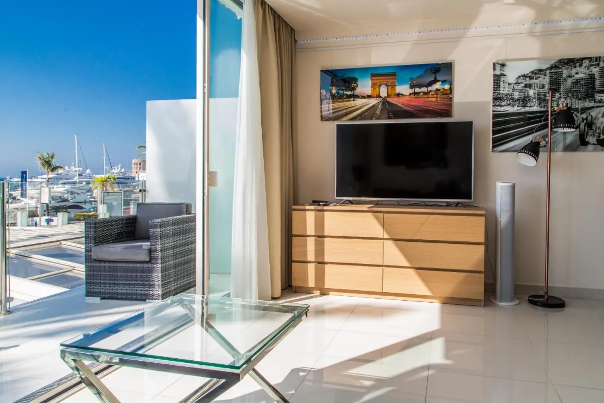 Image 1 of First Line P. Banus Sleeps 4