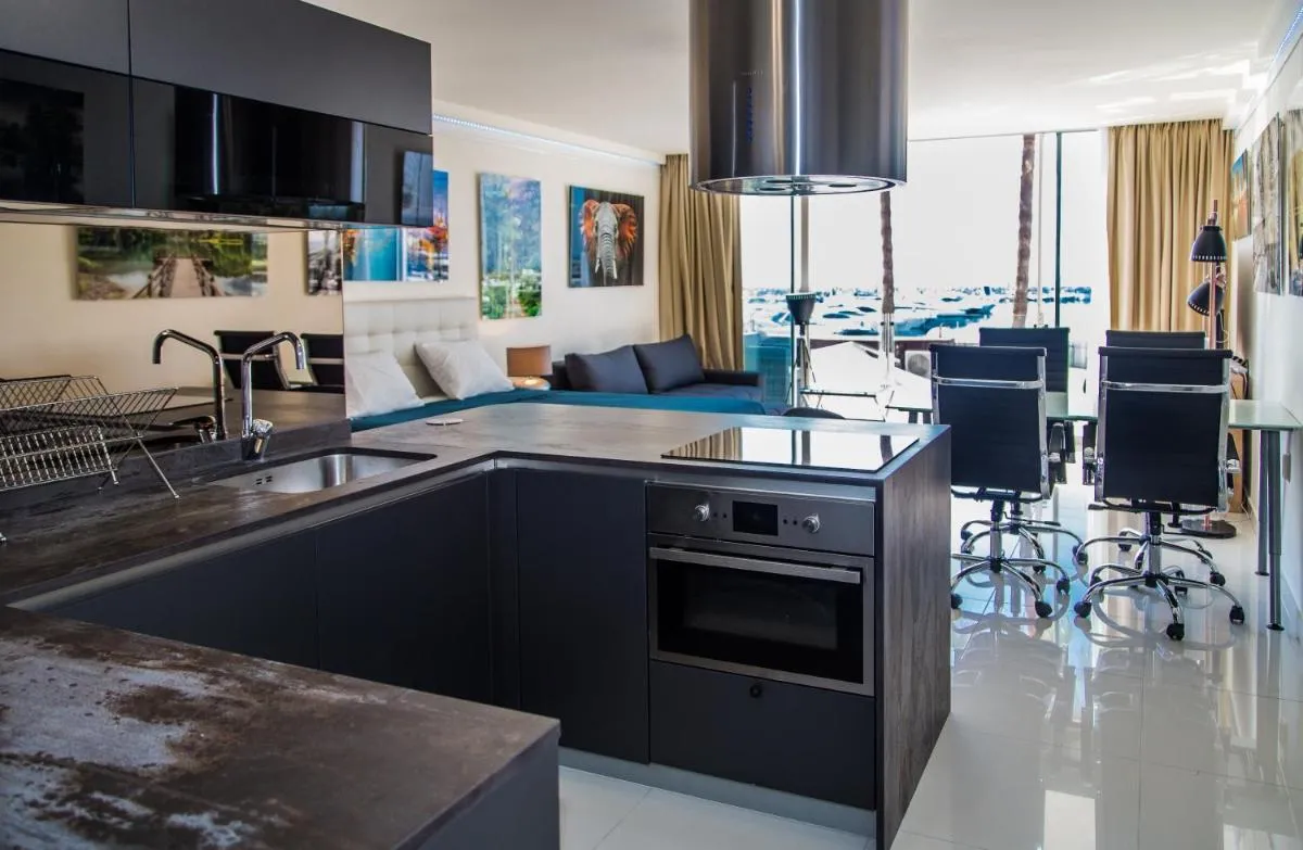 Image 5 of First Line P. Banus Sleeps 4
