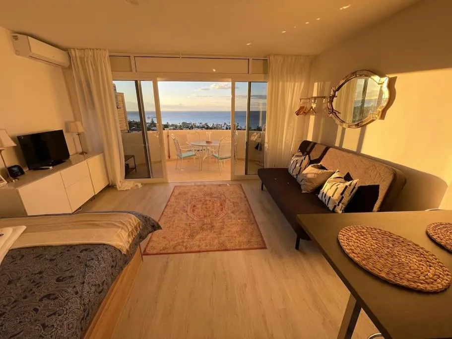 Image 5 of GOLDEN HOUR Beachfront apartment Marbella