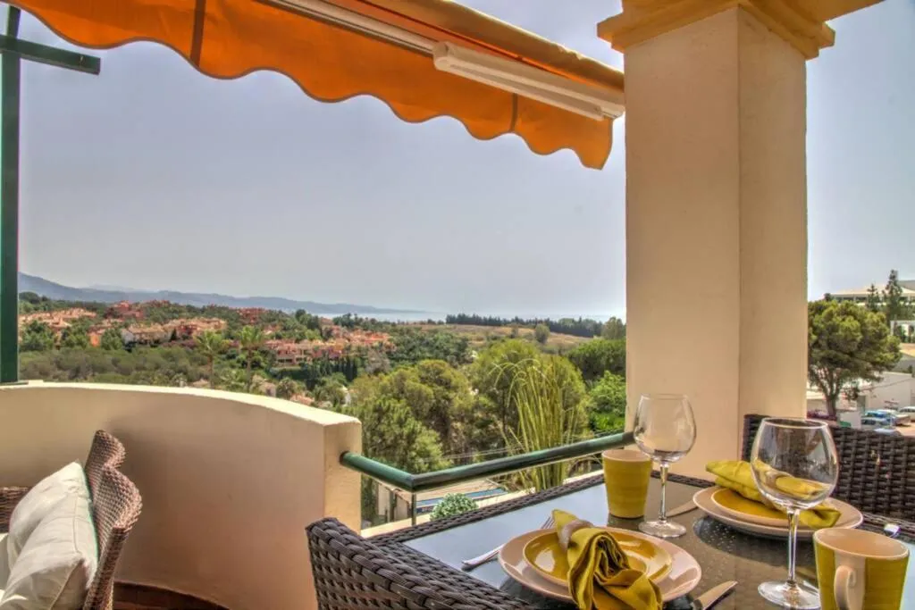 Image 5 of Holiday Apartment in Senorio de Aloha with Sea views