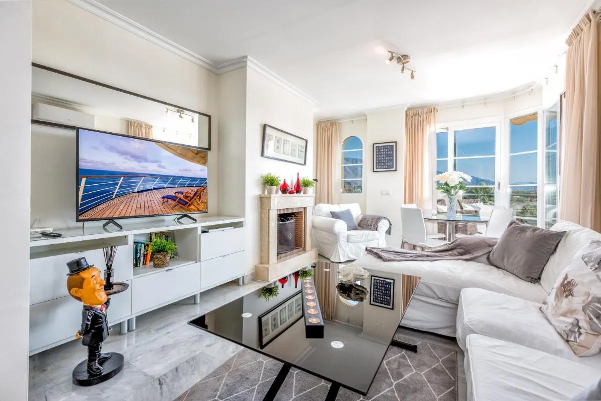 Image 2 of Holiday Apartment in Senorio de Aloha with Sea views