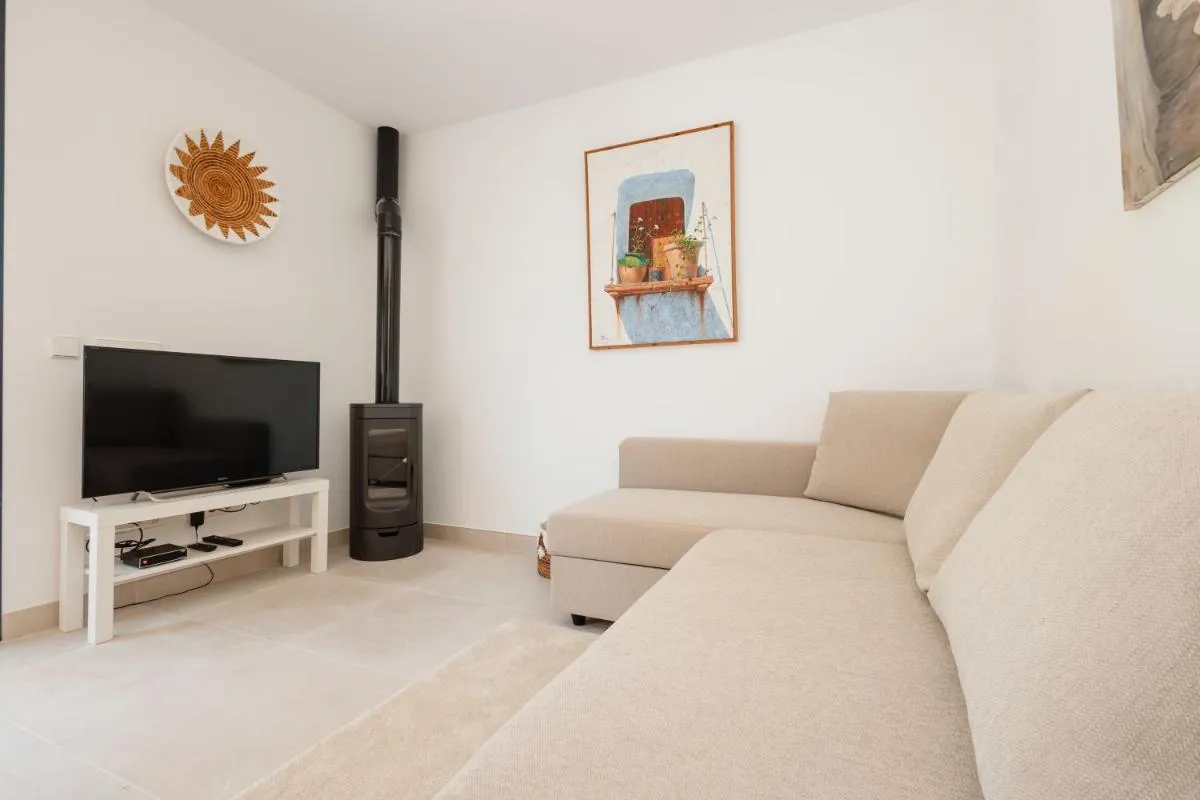 Image 2 of Holiday home with large sunny terrace, Costabella