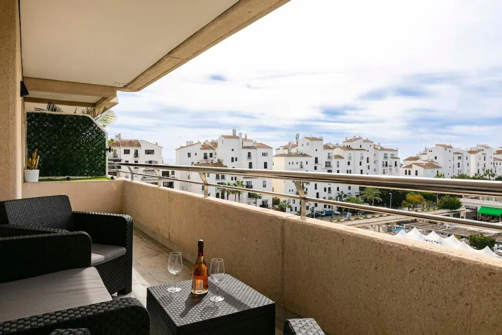 Image 2 of Luminous apartment in Puerto Banús, Marbella