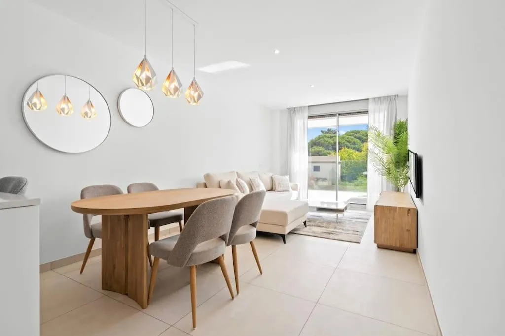 Image of Luxury 2 bedroom apartment walk to beach RDR423