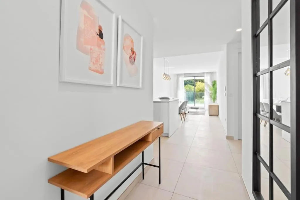 Image 2 of Luxury 2 bedroom apartment walk to beach RDR423