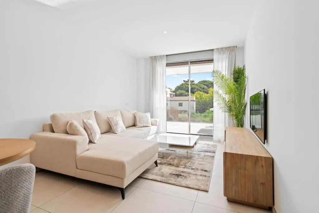 Image 3 of Luxury 2 bedroom apartment walk to beach RDR423