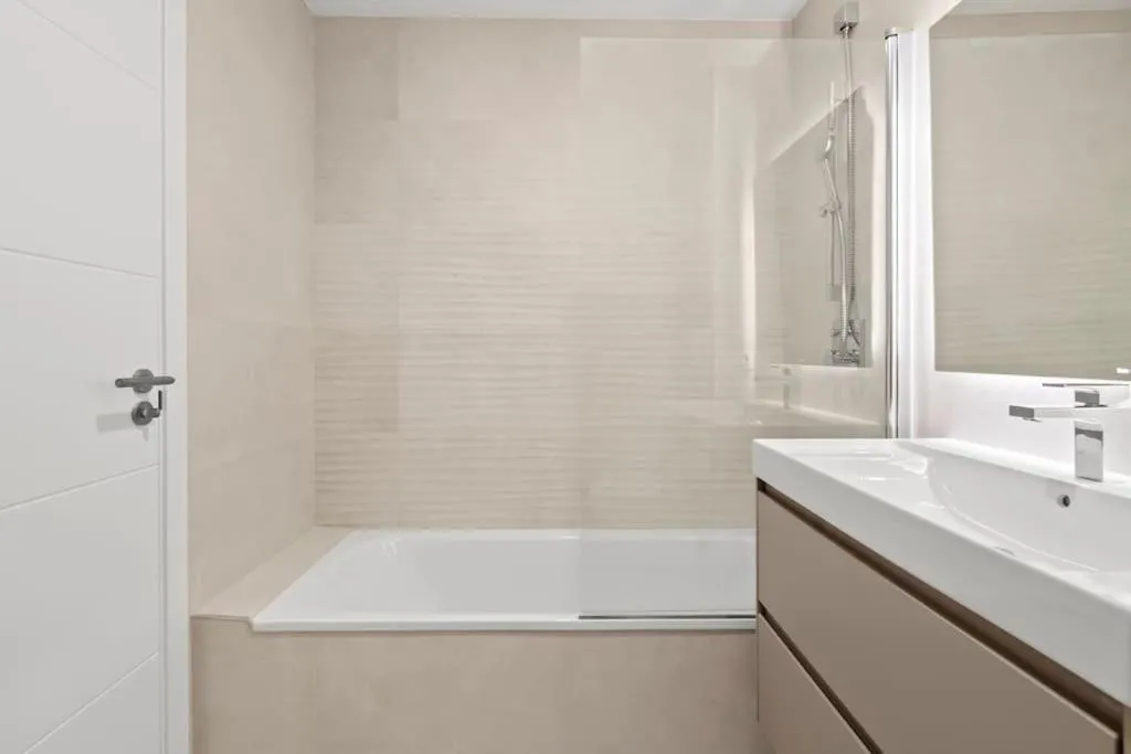 Image 5 of Luxury 2 bedroom apartment walk to beach RDR423