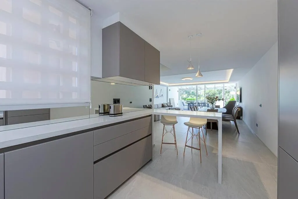 Image 1 of Luxury 5-bedroom townhouse in Puente Romano