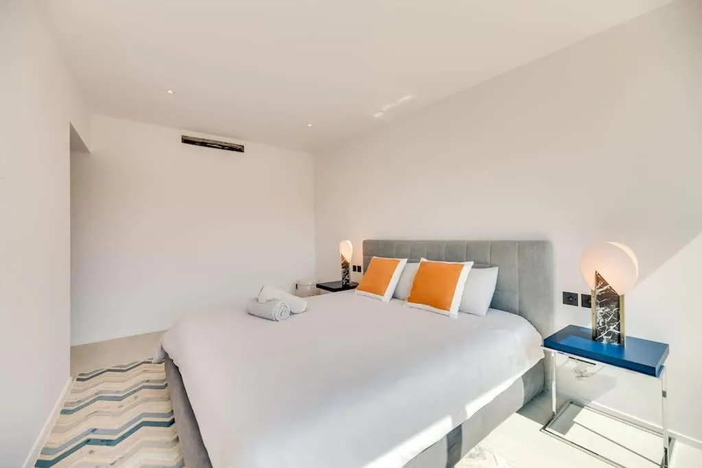 Image 6 of Luxury 5-bedroom townhouse in Puente Romano