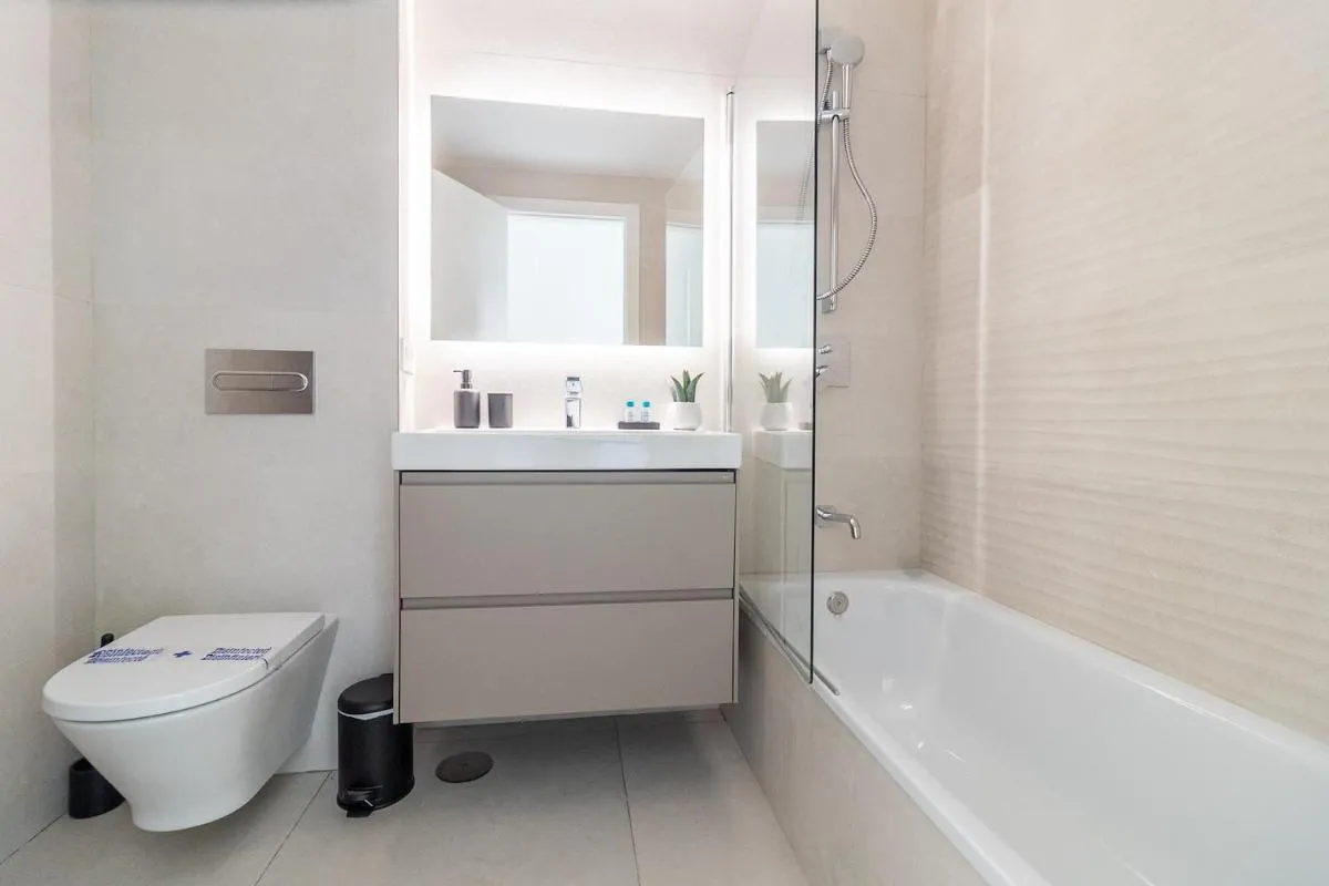Image 1 of Luxury beachside apartment in Elviria RDR401