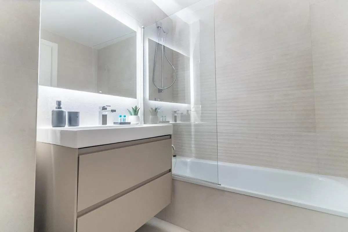 Image 5 of Luxury beachside apartment in Elviria RDR401