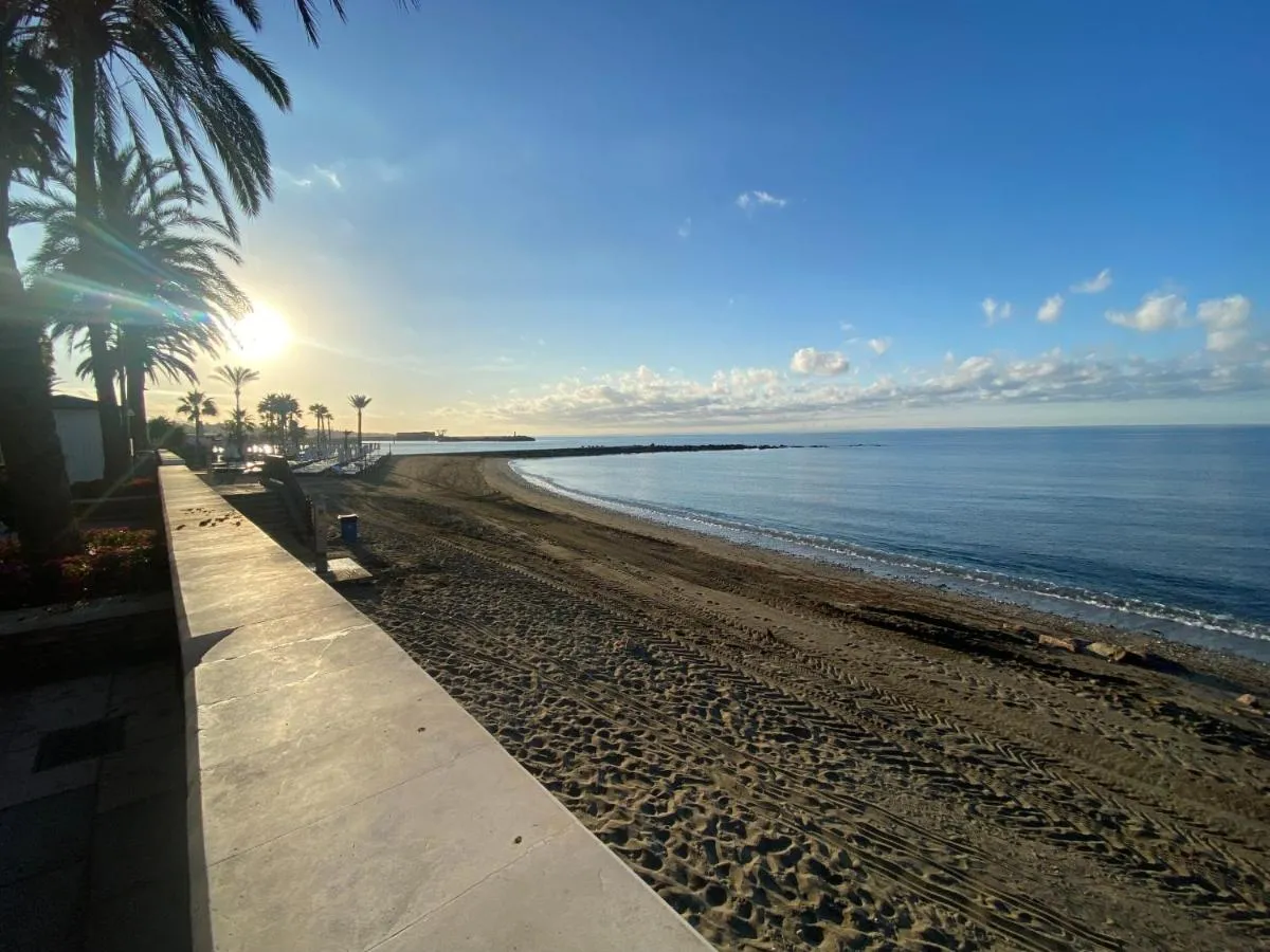 Image 1 of Marbella Beachfront Edificio Mayoral Primera Línea de Playa y Centro Ciudad con Barco Opcional