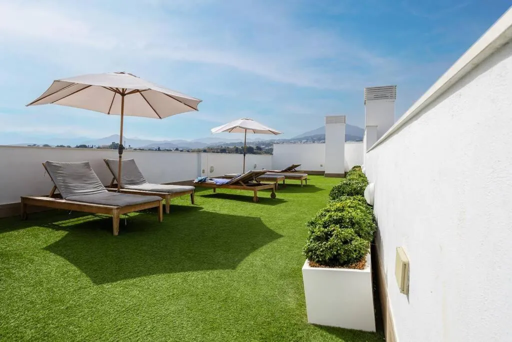 Image 1 of Modern 2 bedroom Apt rooftop pool + gym RDR328