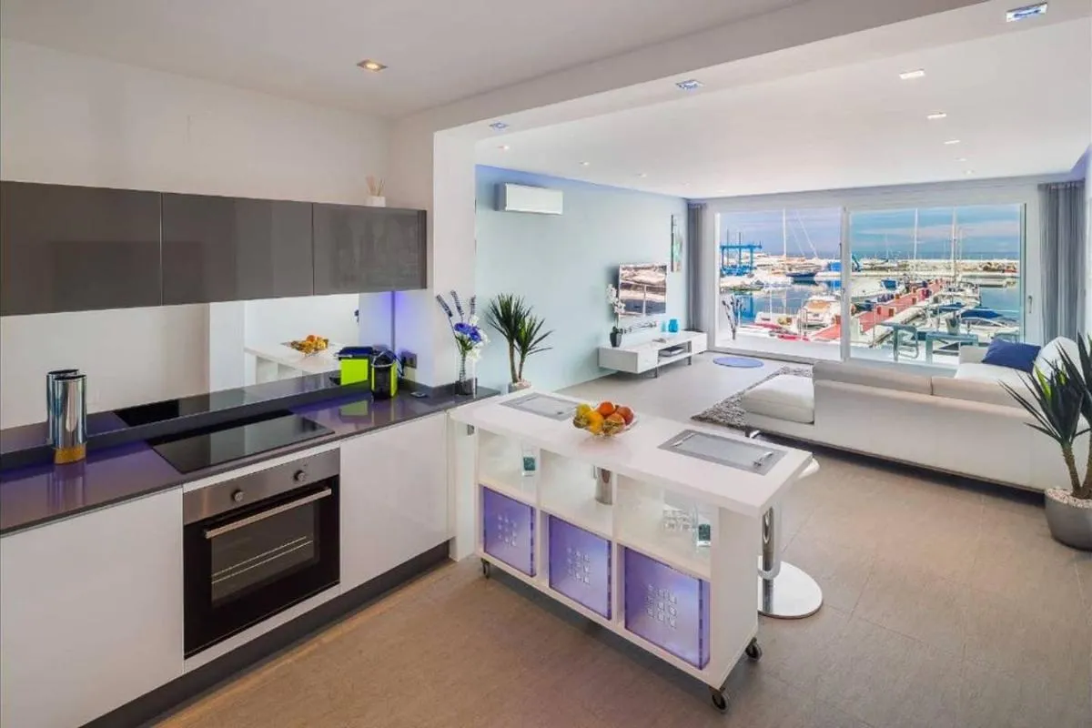 Image 3 of Modern Frontline Puerto Banus Apartment M2