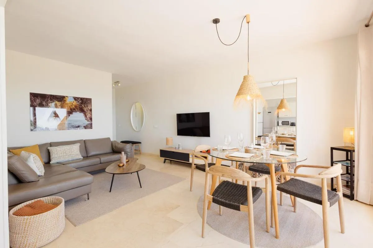 Image 2 of Modern beachside Penthouse with amazing sea views