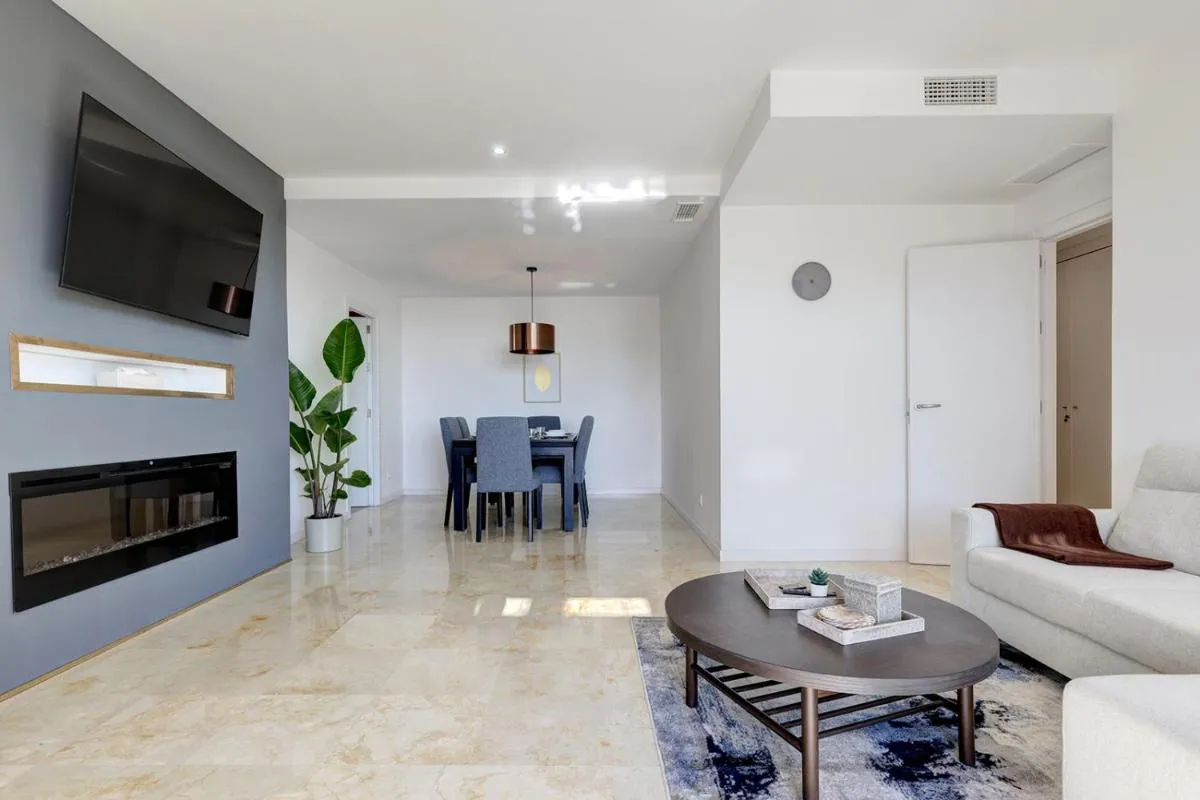 Image 5 of Modern, elite hillside home w/sea & mountain views
