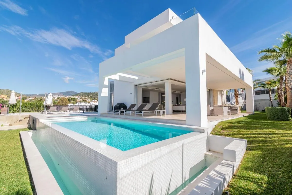 Image 3 of NEW Luxurious 4-BDRM Villa next to Beach/Golf — La Finca